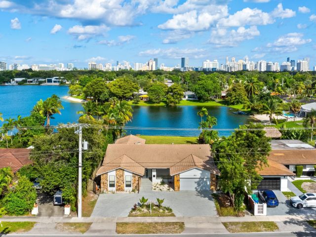 Продажа дома по адресу 18735 NE 18th Avenue - фото 6626692