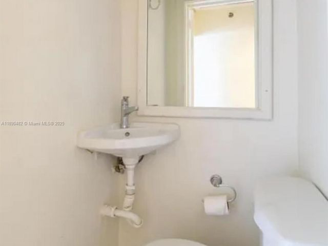 Дом в аренду по адресу 438 Malverne Rd 1 - фото 7504456