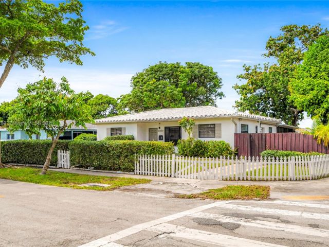 Продажа дома по адресу 17130 NE 7th Ave - фото 7439358