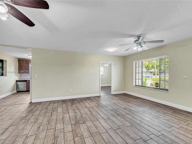 Продажа дома по адресу 17130 NE 7th Ave - фото 7439361