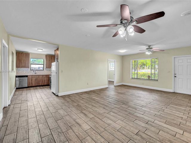 Продажа дома по адресу 17130 NE 7th Ave - фото 7439362