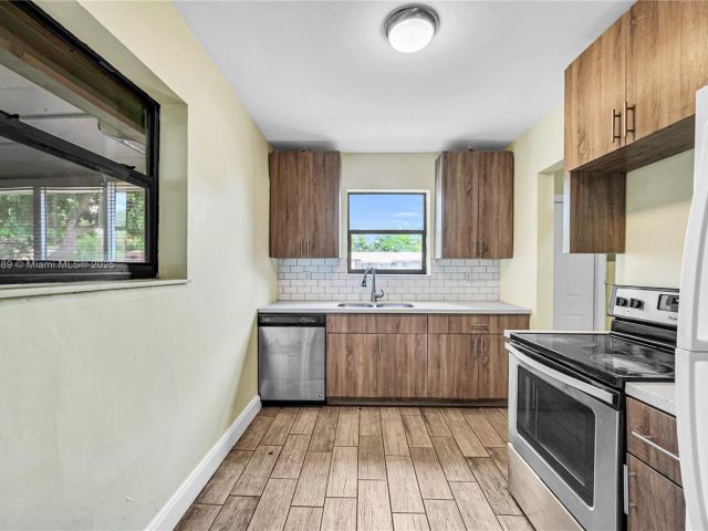 Продажа дома по адресу 17130 NE 7th Ave - фото 7439363