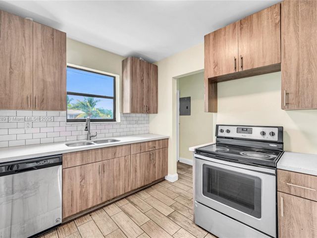 Продажа дома по адресу 17130 NE 7th Ave - фото 7439364