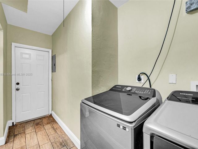 Продажа дома по адресу 17130 NE 7th Ave - фото 7439367