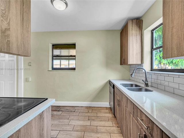 Продажа дома по адресу 17130 NE 7th Ave - фото 7439368