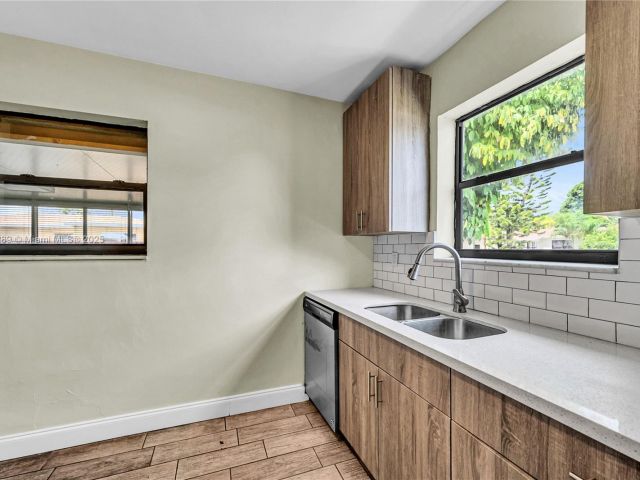 Продажа дома по адресу 17130 NE 7th Ave - фото 7439369