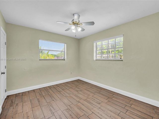 Продажа дома по адресу 17130 NE 7th Ave - фото 7439371