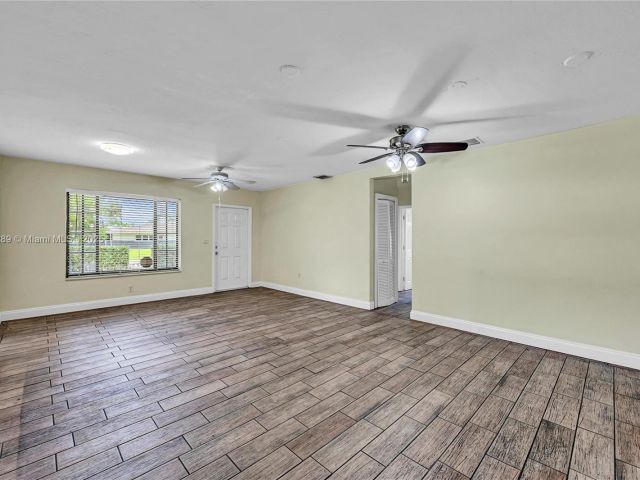 Продажа дома по адресу 17130 NE 7th Ave - фото 7439372