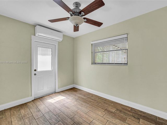 Продажа дома по адресу 17130 NE 7th Ave - фото 7439374