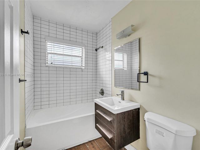 Продажа дома по адресу 17130 NE 7th Ave - фото 7439375