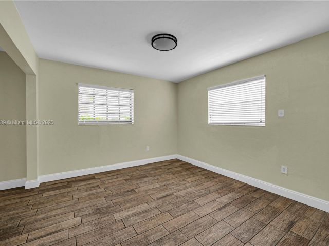 Продажа дома по адресу 17130 NE 7th Ave - фото 7439377