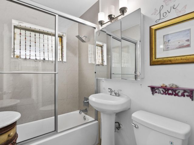 Продажа дома по адресу 601 SW 5th Court - фото 6626540