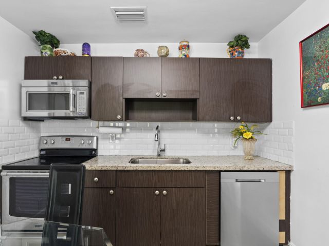 Продажа дома по адресу 601 SW 5th Court - фото 6626547