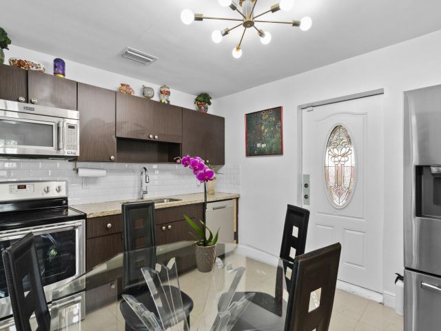 Продажа дома по адресу 601 SW 5th Court - фото 6626548