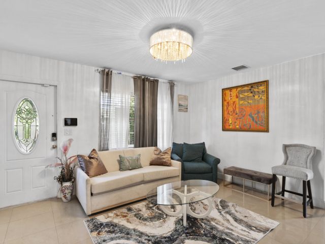 Продажа дома по адресу 601 SW 5th Court - фото 6626550