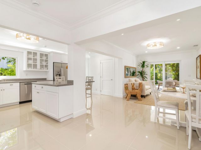 Продажа дома по адресу 6911 S Flagler Drive - фото 6626856