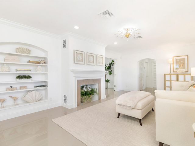 Продажа дома по адресу 6911 S Flagler Drive - фото 6626861