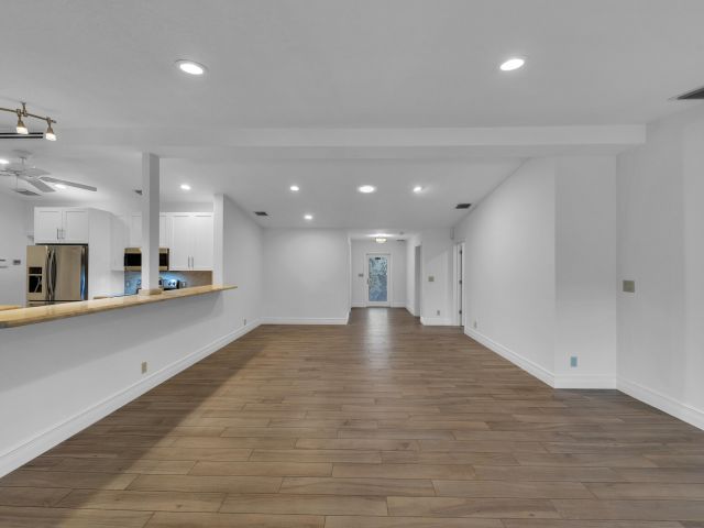 Продажа дома по адресу 2642 NE 3rd Street - фото 6650046