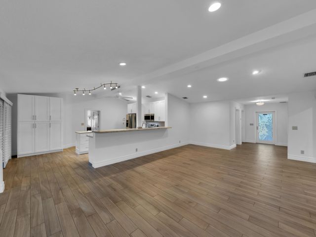 Продажа дома по адресу 2642 NE 3rd Street - фото 6650047