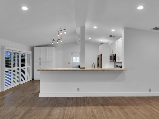 Продажа дома по адресу 2642 NE 3rd Street - фото 6650048