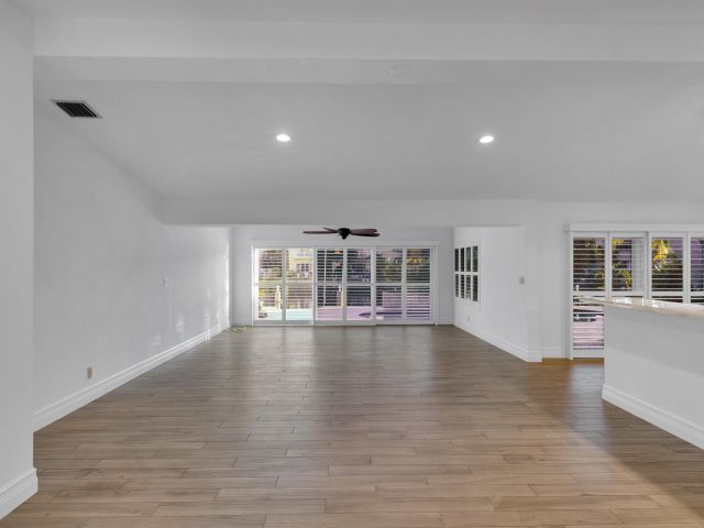 Продажа дома по адресу 2642 NE 3rd Street - фото 6650050