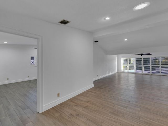 Продажа дома по адресу 2642 NE 3rd Street - фото 6650051