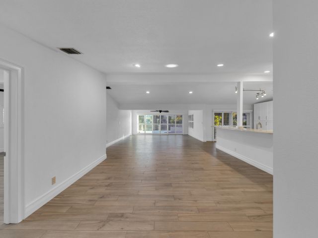 Продажа дома по адресу 2642 NE 3rd Street - фото 6650052