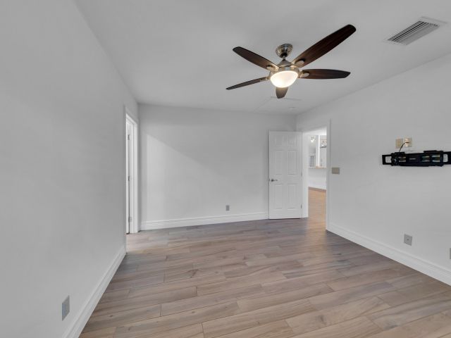 Продажа дома по адресу 2642 NE 3rd Street - фото 6650053