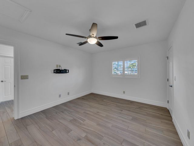 Продажа дома по адресу 2642 NE 3rd Street - фото 6650054