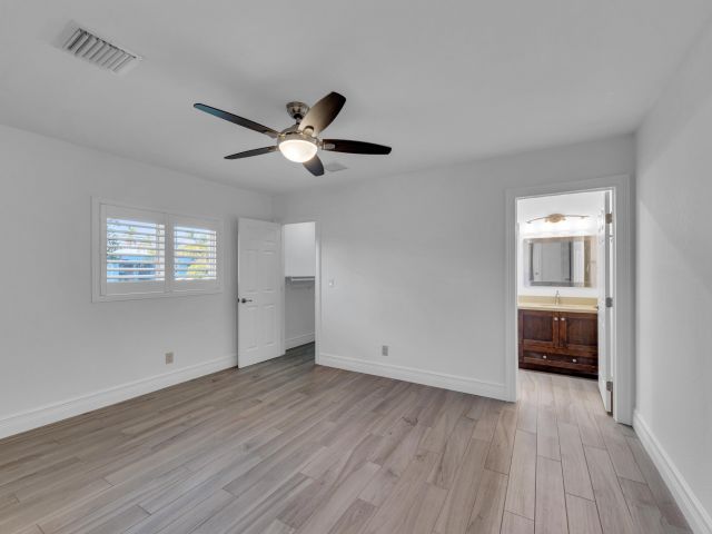 Продажа дома по адресу 2642 NE 3rd Street - фото 6650055