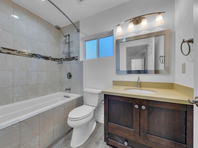 Продажа дома по адресу 2642 NE 3rd Street - фото 6650057