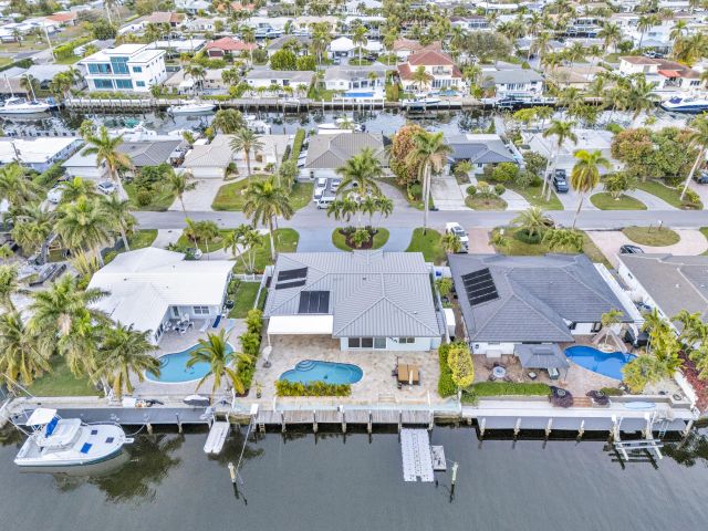 Продажа дома по адресу 2642 NE 3rd Street - фото 6650058