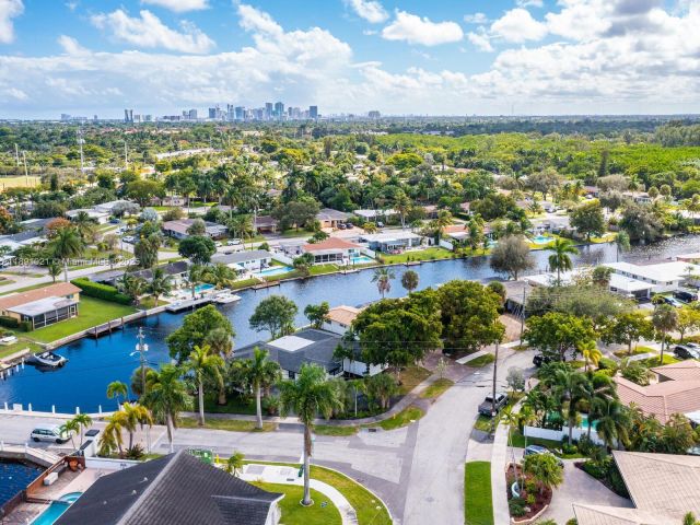 Продажа дома по адресу 2856 NW 10th Ave - фото 7414221