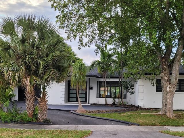 Продажа дома по адресу 2856 NW 10th Ave - фото 7414231