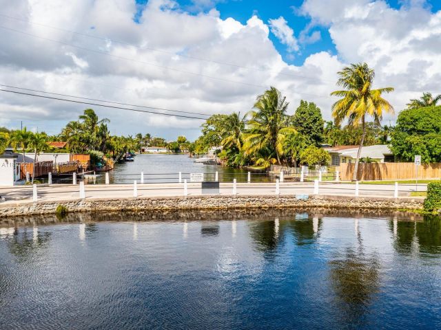 Продажа дома по адресу 2856 NW 10th Ave - фото 7414233