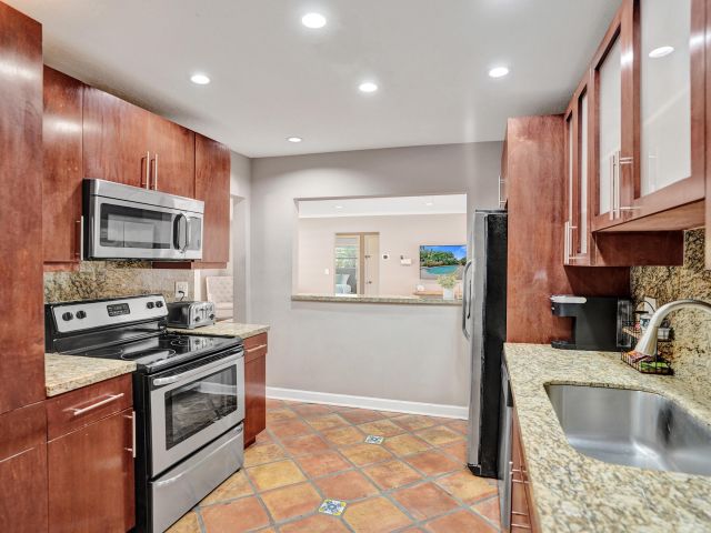 Продажа дома по адресу 1440 SE 4th Court - фото 6625603