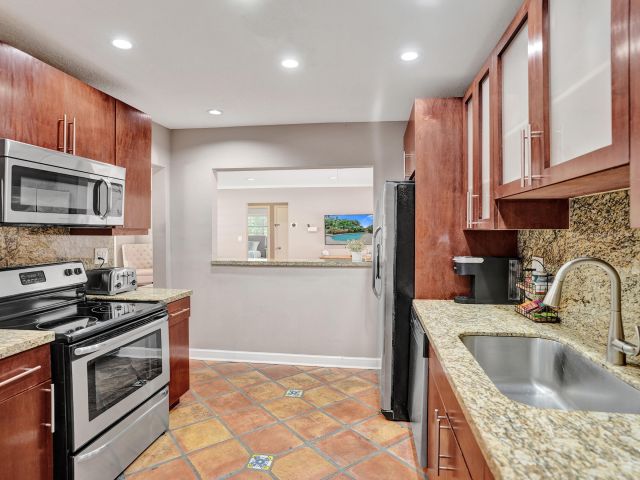 Продажа дома по адресу 1440 SE 4th Court - фото 6625604