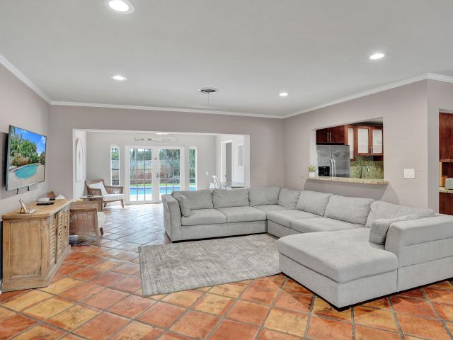 Продажа дома по адресу 1440 SE 4th Court - фото 6625608