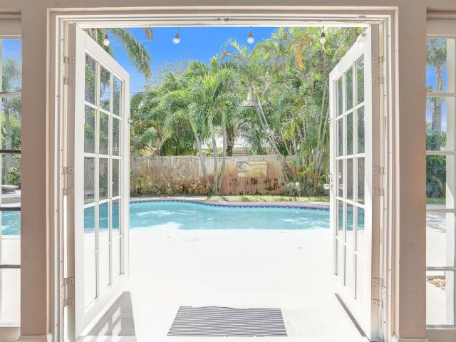 Продажа дома по адресу 1440 SE 4th Court - фото 6625612