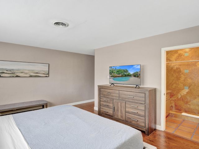 Продажа дома по адресу 1440 SE 4th Court - фото 6932573