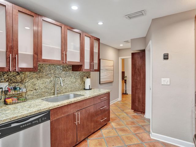 Продажа дома по адресу 1440 SE 4th Court - фото 6932576