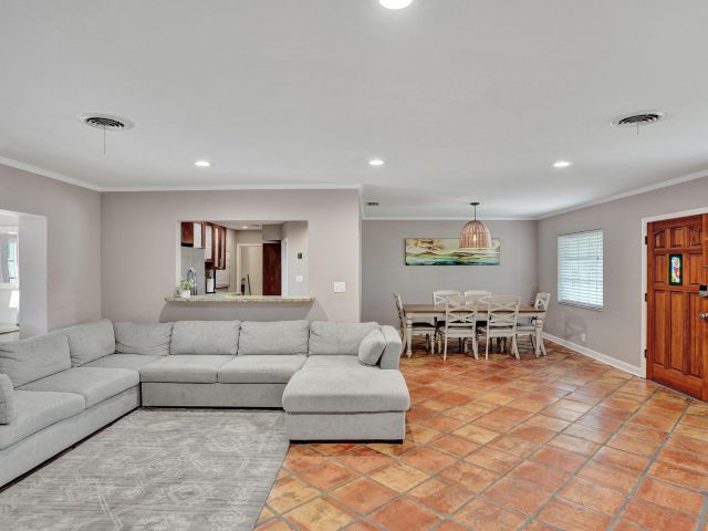 Продажа дома по адресу 1440 SE 4th Court - фото 6932578