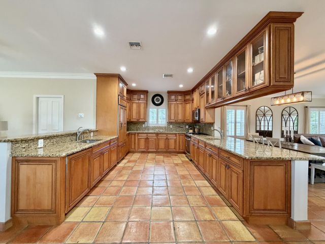 Дом в аренду по адресу 6401 Travis Road - фото 6634504