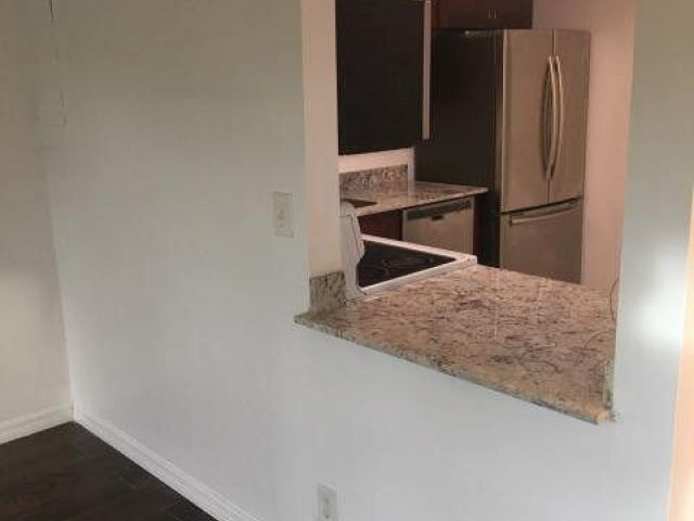 Дом в аренду по адресу 1189 NW 13th Street 7 - фото 6644356