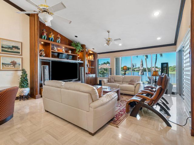 Дом в аренду по адресу 4407 Woodfield Boulevard - фото 6644344