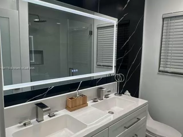 Дом в аренду по адресу 541 SE 17th Ave 541 - фото 6629622