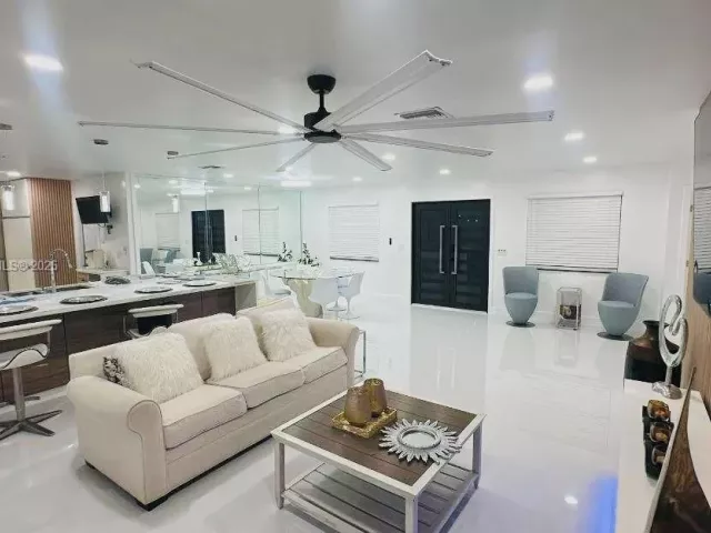 Дом в аренду по адресу 541 SE 17th Ave 541 - фото 6629631