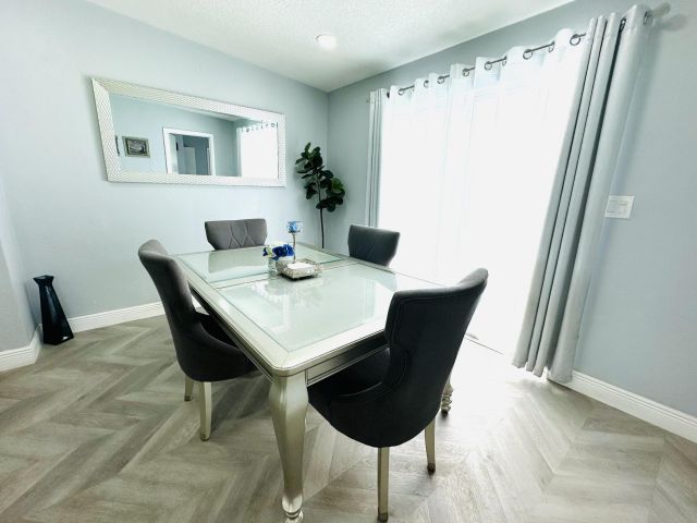 Продажа дома по адресу 1865 W Chatham Road - фото 6628489