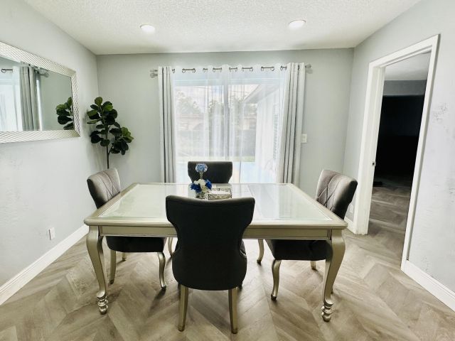 Продажа дома по адресу 1865 W Chatham Road - фото 6628490