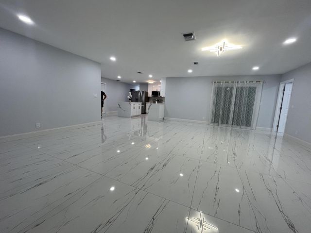 Дом в аренду по адресу 1720 SW 13th Street - фото 6644499